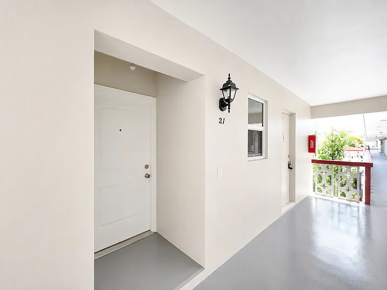 Santa Monica Apartments — Photo 16