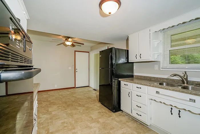 3 bed, 1.5 bath, 1150 sqft, $1,615 — Photo 3