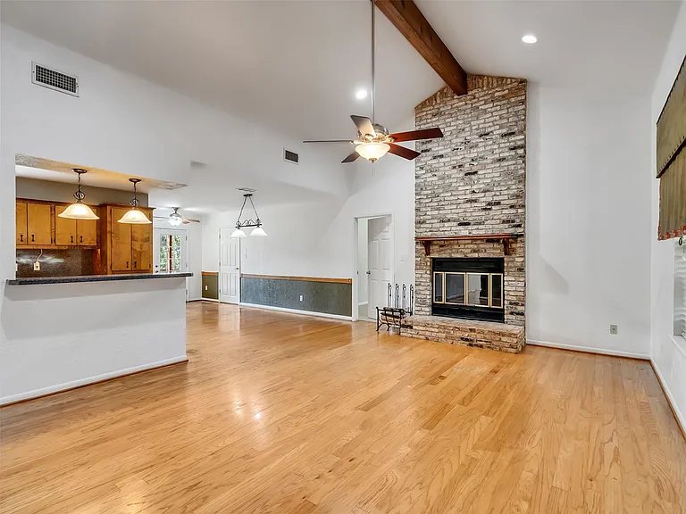 18085 Lake Dr E — Photo 8
