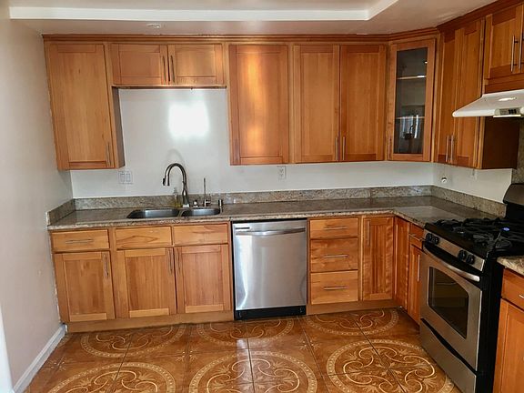 4th image of 1556 Grand Blvd #C