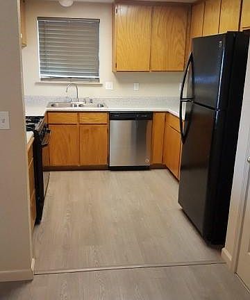 3rd image of 570 Howard Ct