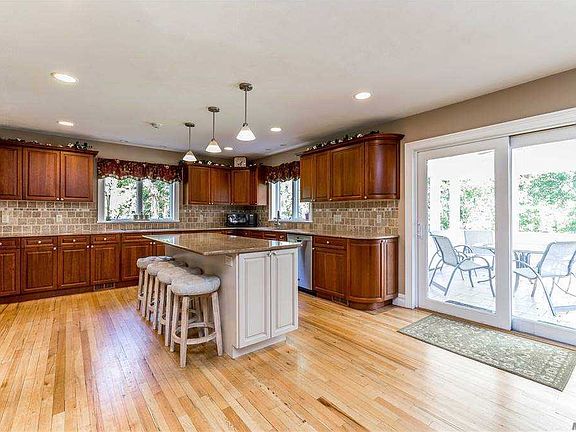 3rd image of 14 Briarwood Ct