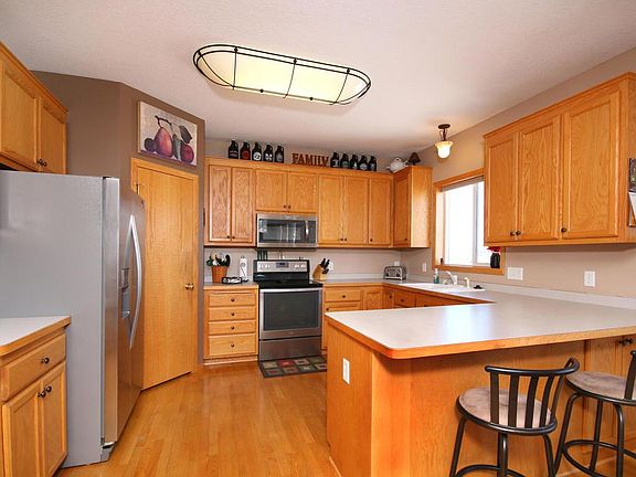 5th image of 627 9th Ave NE