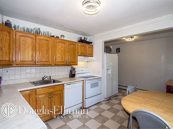 4th image of 244 Lansdowne Ave
