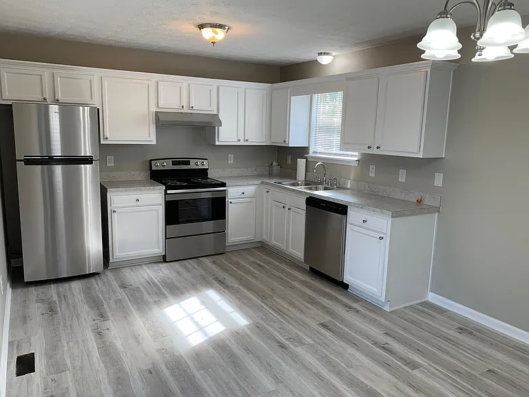 912 Pinoak Dr — Photo 4