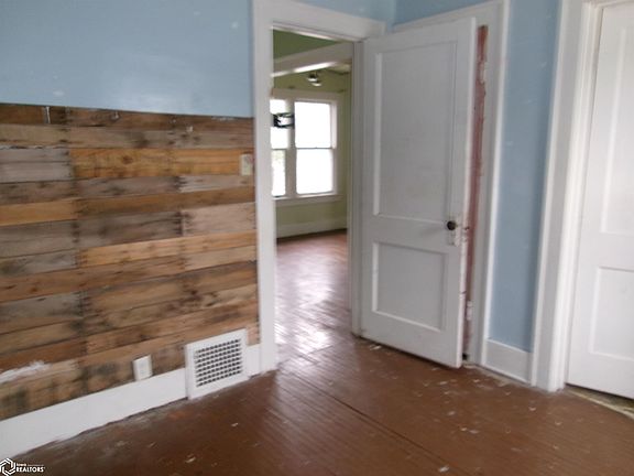4th image of 105 W Irving St