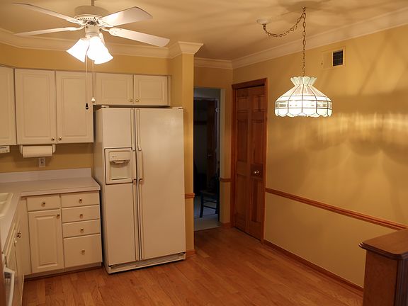 3rd image of 814 Deer Ct