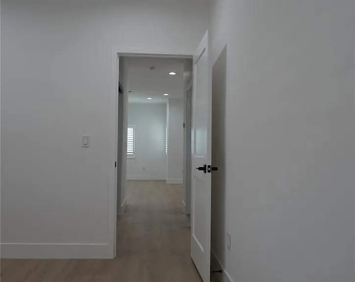 148 S Lark Ellen — Photo 17