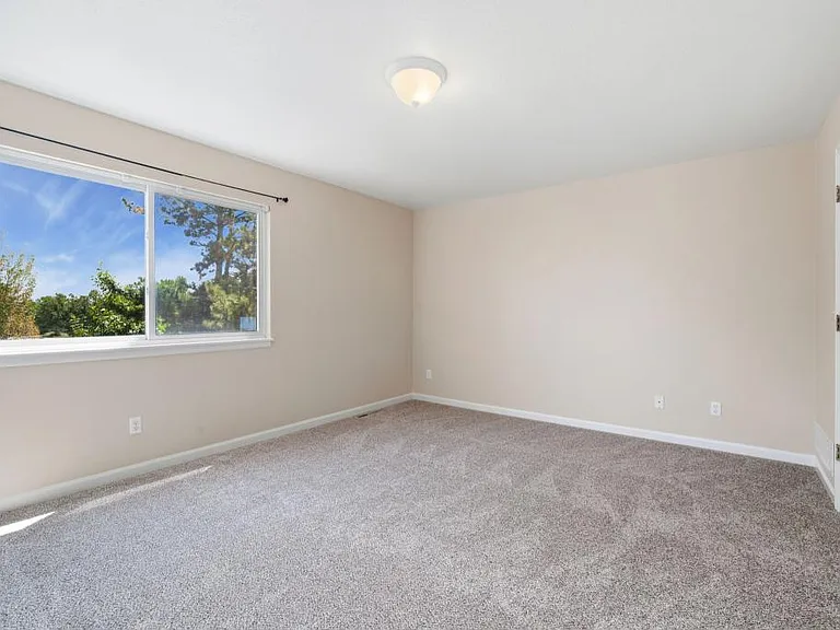 698 Eagle Dr — Photo 10