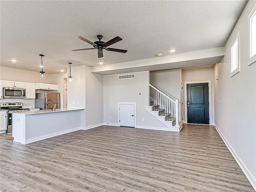 3 bed, 2.5 bath, 1565 sqft, $1,900 — Photo 3