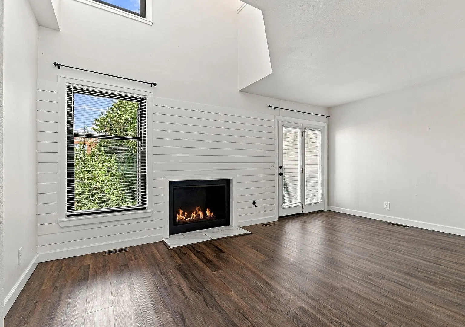 2 Bedroom, 2.5 Bath Walking Distance From the Riverside Trails and Downtown! — Photo 4