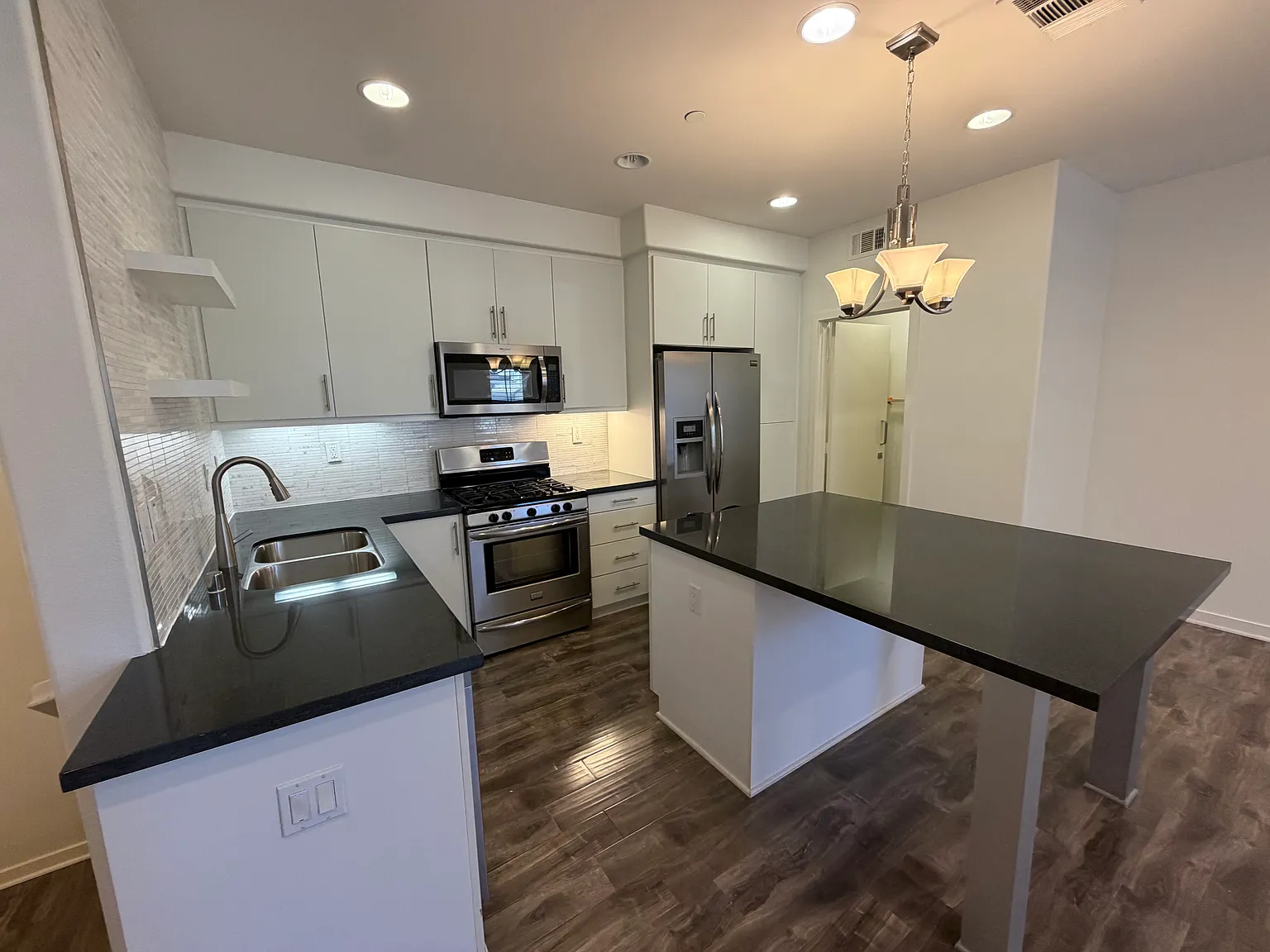 2 bed, 2.5 bath, 1158 sqft, $3,400 — Photo 3