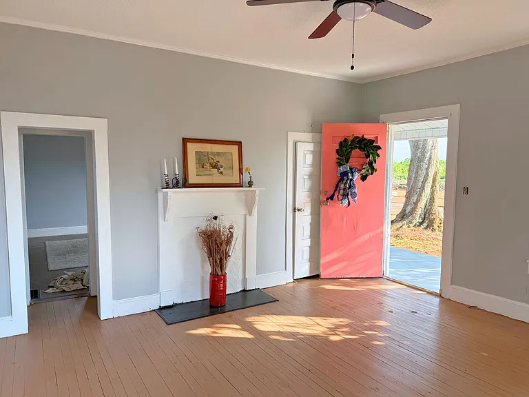 216 Lester Ave — Photo 3