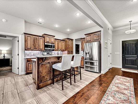 5th image of 991 Bob Glen Cir