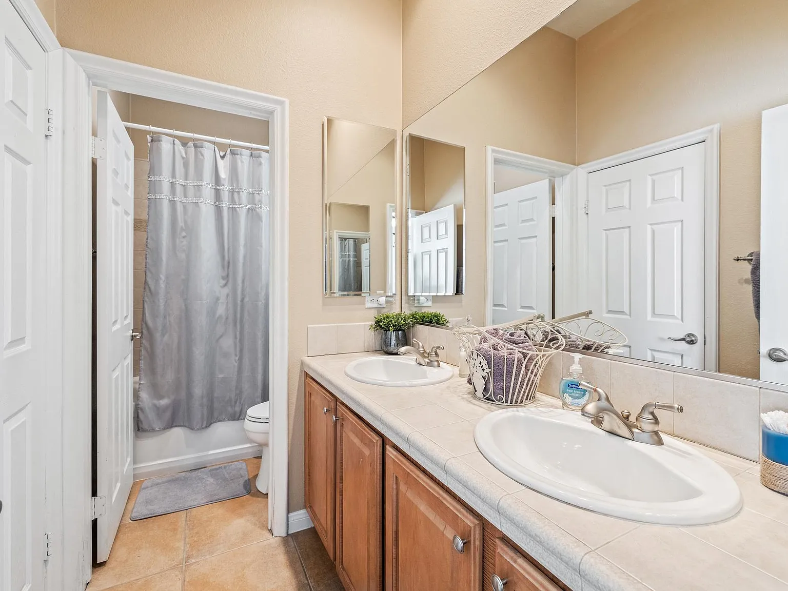 5 bed, 3.5 bath, 3468 sqft, $10,000 — Photo 3