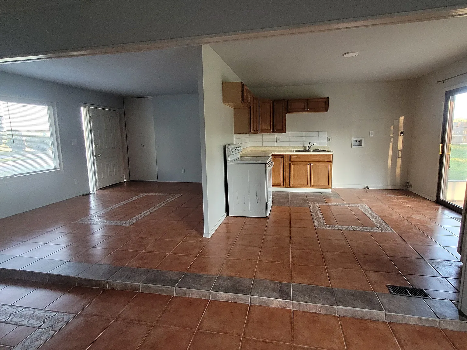 3 bed, 925 sqft, $1,500 — Photo 3