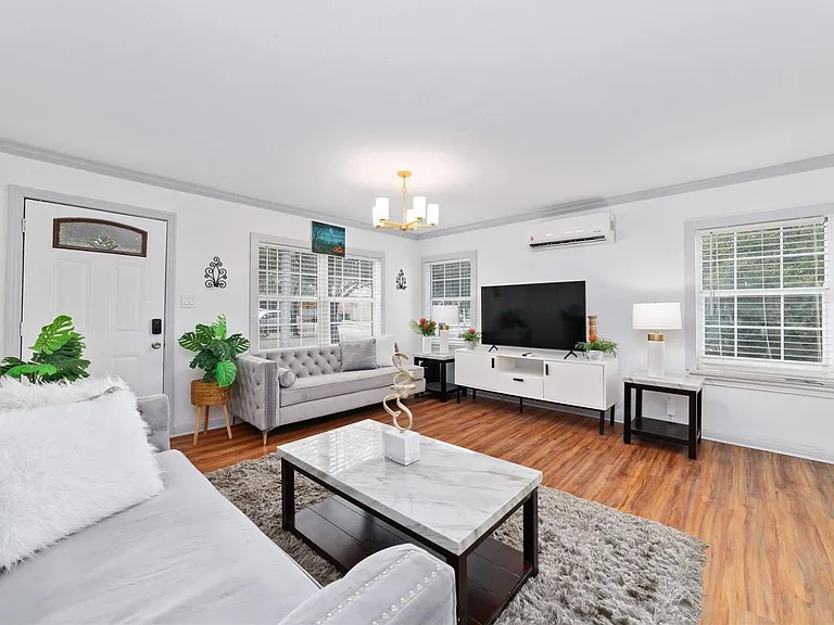 1604 W Alabama St — Photo 3