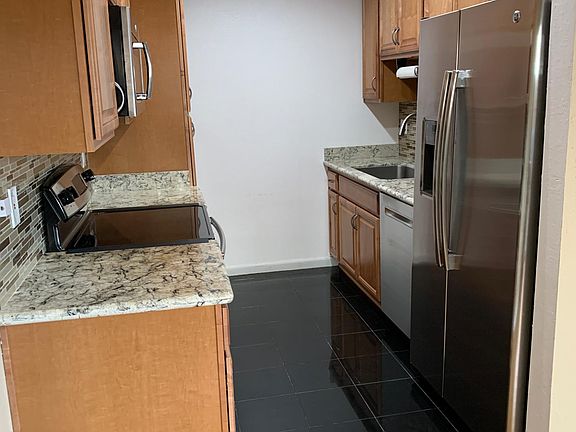 3rd image of 2611 S Park Ln