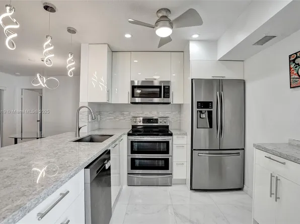 9850 NW 3rd St #4, Plantation, FL 33324