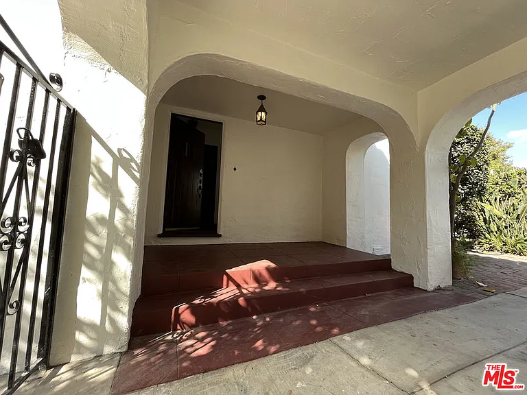 2335 Prosser Ave — Photo 2