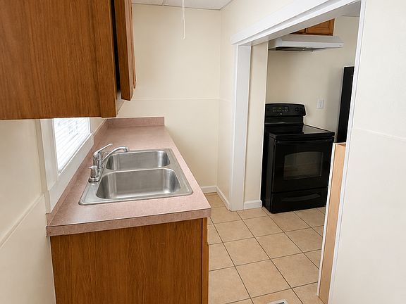 3rd image of 718 Dyer Ave