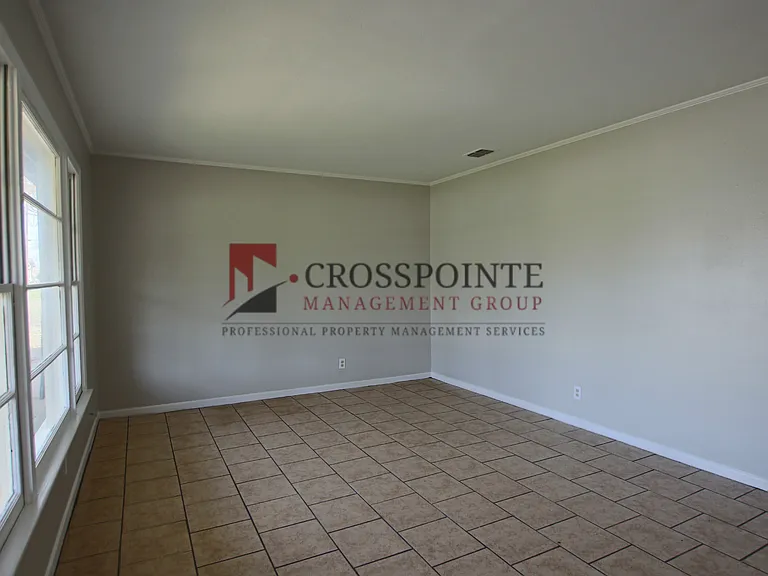 1712 Redbud Ave — Photo 3