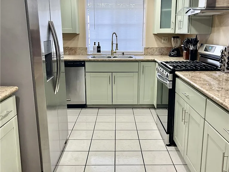 1227 S Pine St — Photo 6