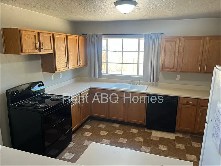 2717 Mary Ellen St NE — Photo 3