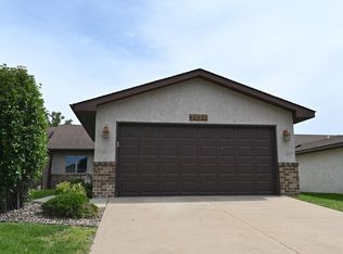 2224 Vierling Dr E, Shakopee, MN 55379