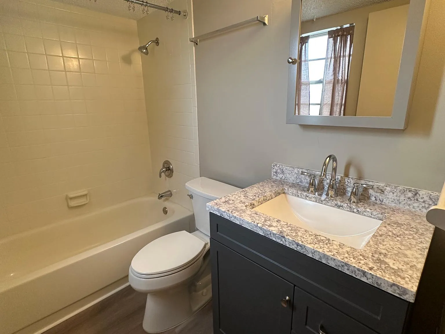 1 bed, 700 sqft, $1,350 — Photo 2