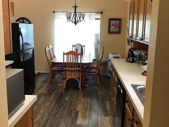 kitchen/dining room from entry way