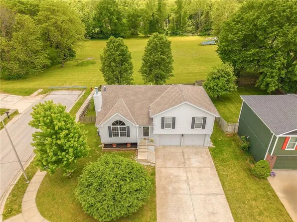 5231 NE 63rd St, Gladstone, MO 64119