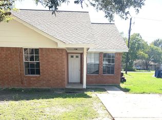 211 Hunters Ln, Eagle Lake, TX 77434