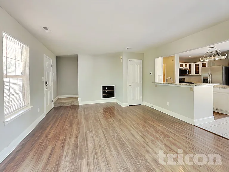 106 Newbury Dr — Photo 4