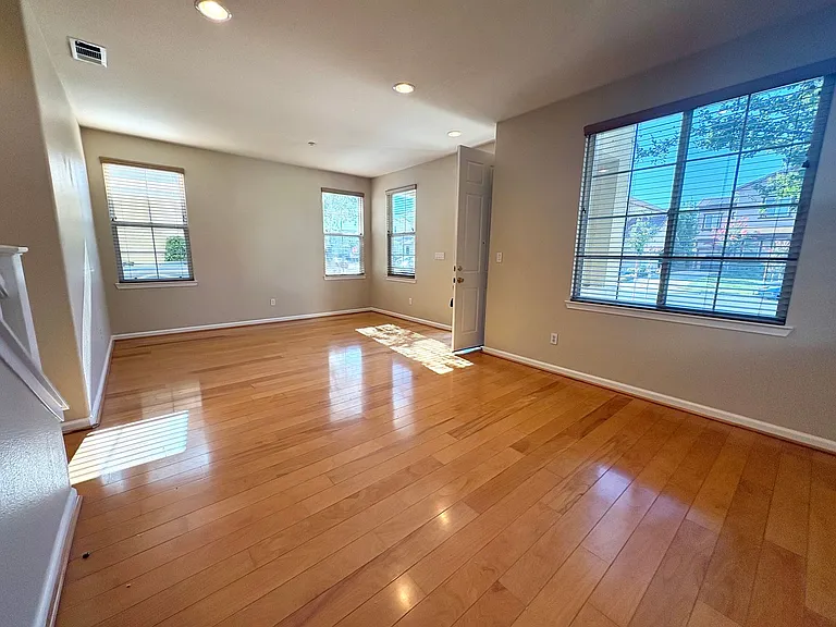 546 Almanor St — Photo 4
