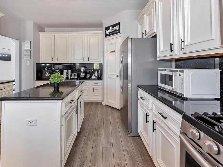 10815 Oak Bayou Ln — Photo 9
