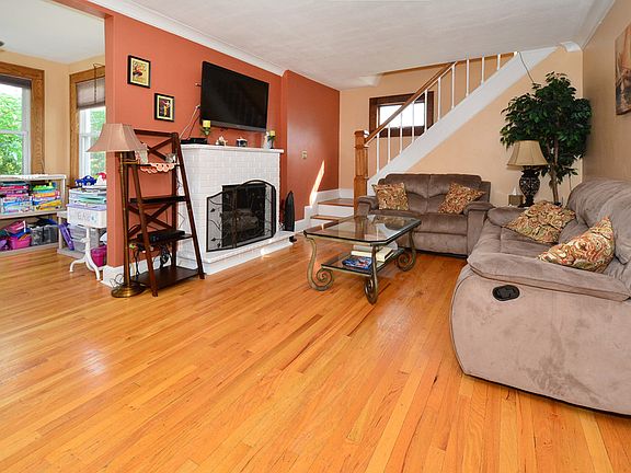 Living Rm w/Fireplace !