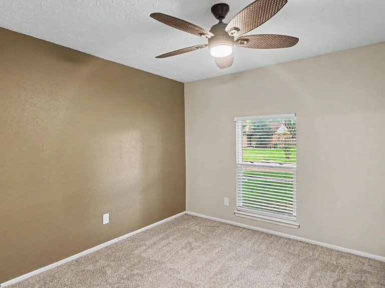 215 Redbud Cir — Photo 13