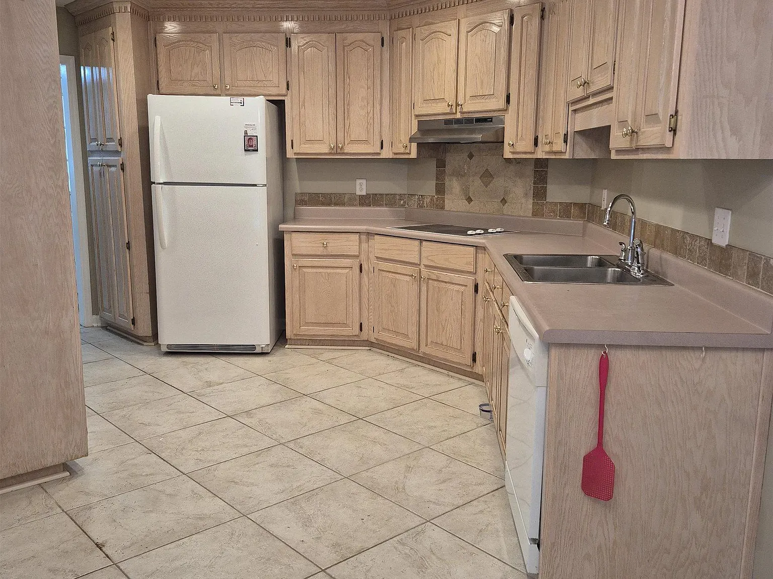 4 bed, 2.5 bath, 2156 sqft, $2,350 — Photo 2
