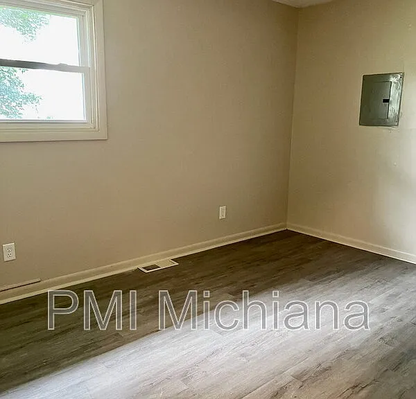 709 E 7th St — Photo 19