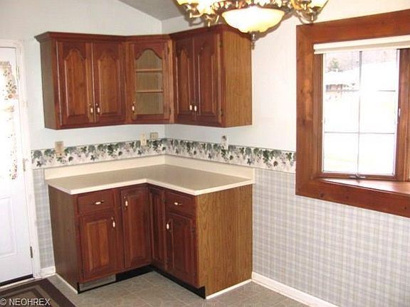 3rd image of 413 Cathy Dr