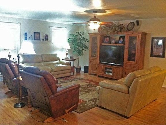 4th image of 207 Balsam St