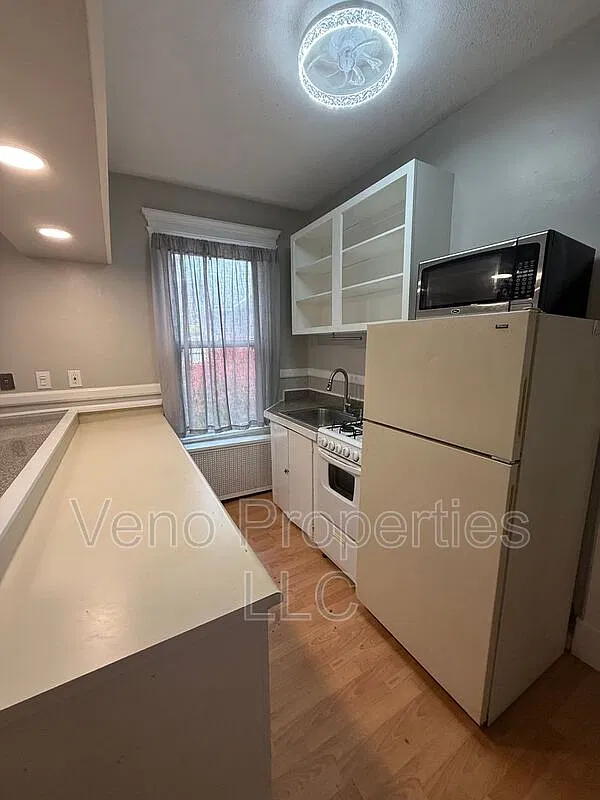 1 bed, 1.0 bath, $1,350 — Photo 3