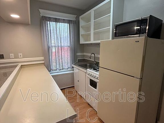 3rd image of 50 Manning Blvd APT 4