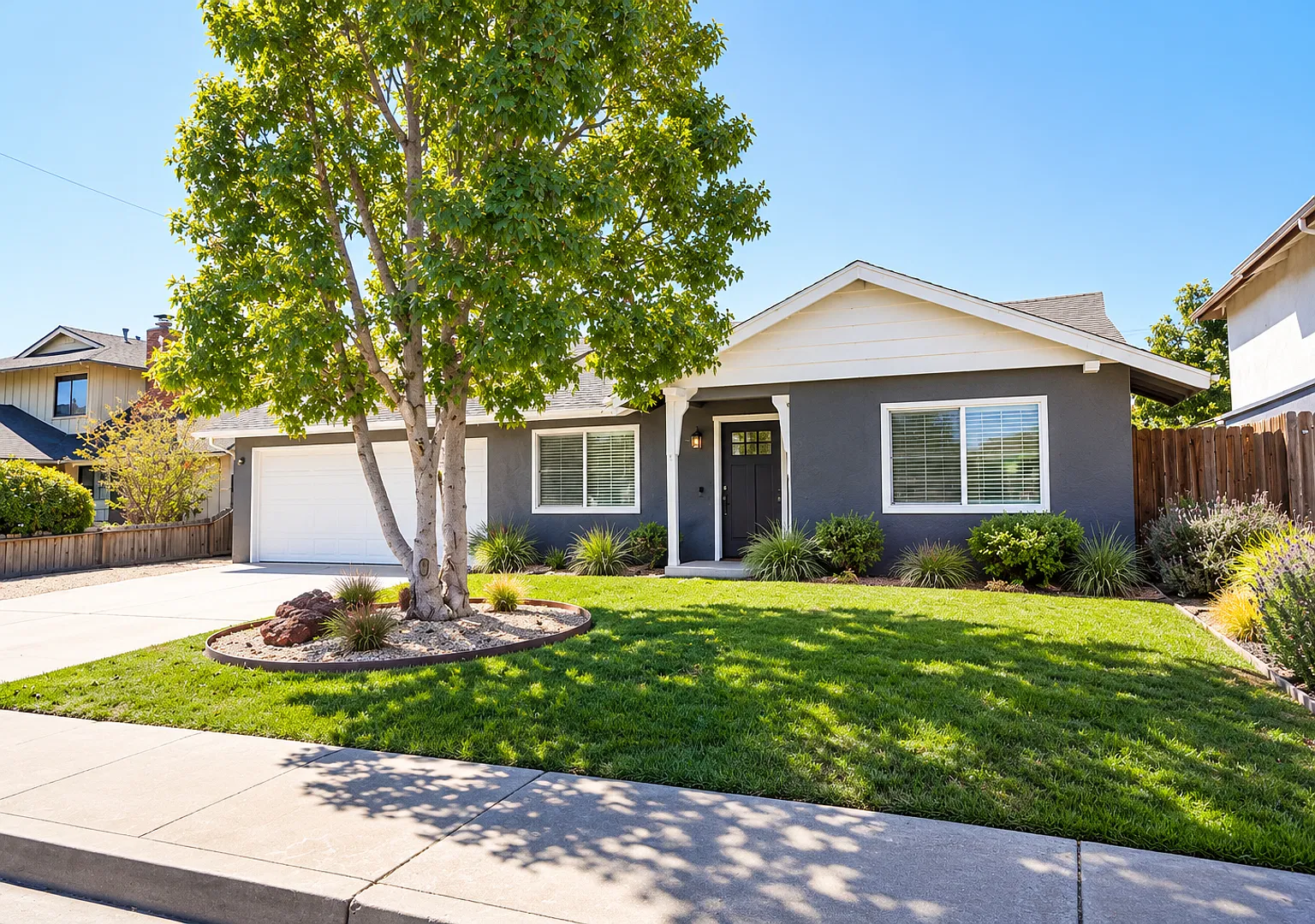 Luxurious Crestview Home — Photo 1