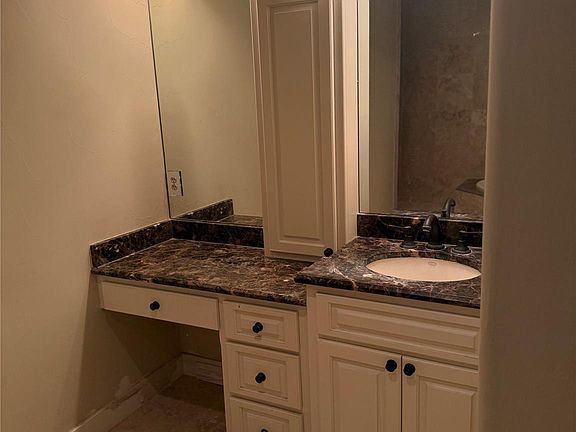 5th image of 8 Monarch Oaks Ln