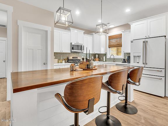 3rd image of 460 Quail Road