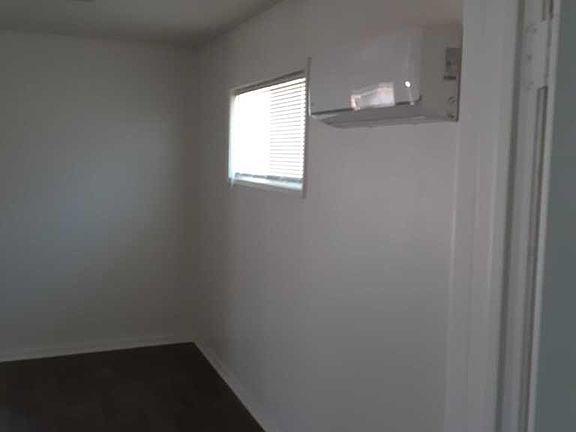 3rd image of 450 1/2 N Weston Pl