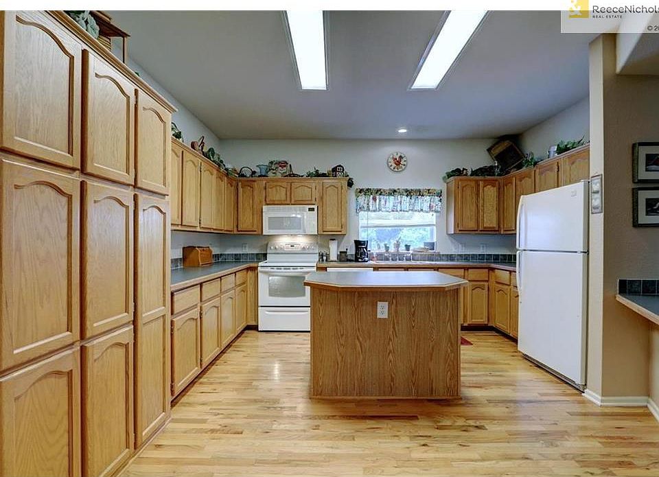 Nice large & spacious kitchen with plenty of cabinets