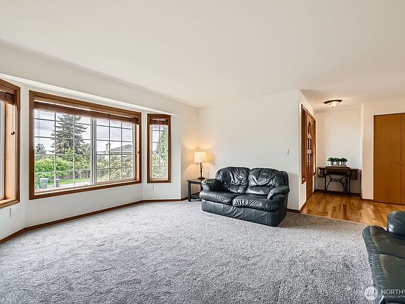 5th image of 6717 74th Drive NE